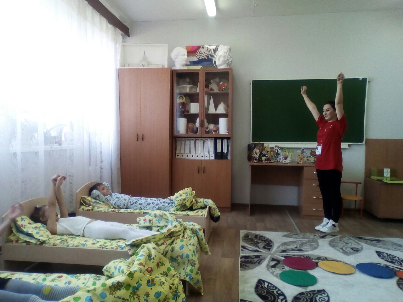 Две русские школьницы на кровати старшеклассника